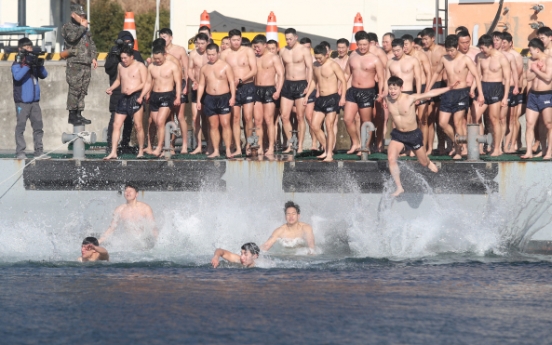 [Photo News] South Korea's navy conducts winter training exercise