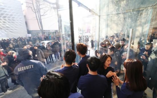 [Newsmaker] Apple opens its first store in S. Korea with fanfare