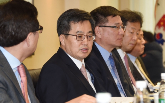 Finance minister to raise China's THAAD backlash in talks