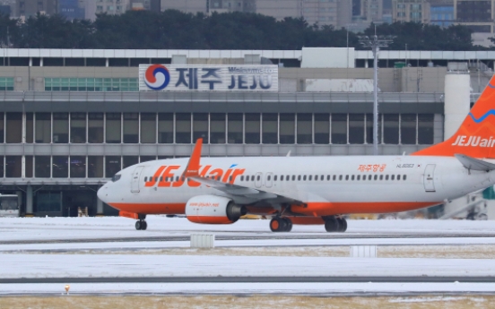 Over 100 flights delayed or canceled due to heavy snow on Jeju