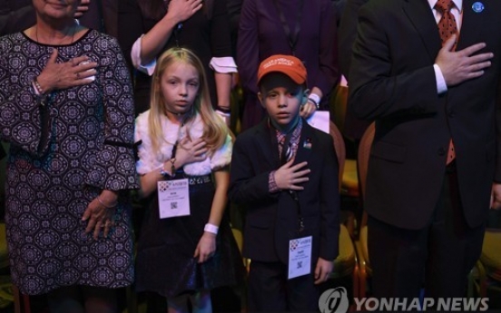 미 국민의례 거부 학생 폭행한 교사 경찰조사 받아