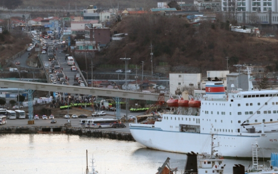 NK ferry carrying art troupe arrives in S. Korea amid protests