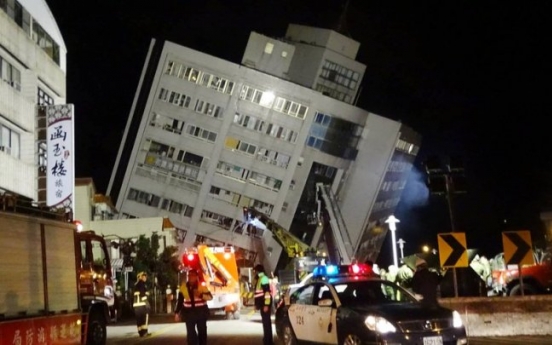 Taiwan quake kills 4, tilts buildings; over 140 missing