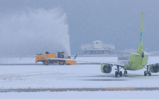 Jeju airport resumes operation after shut down due to heavy snow