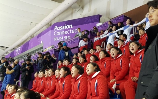 [Photo News] North Korean cheerleaders scenestealers at short track