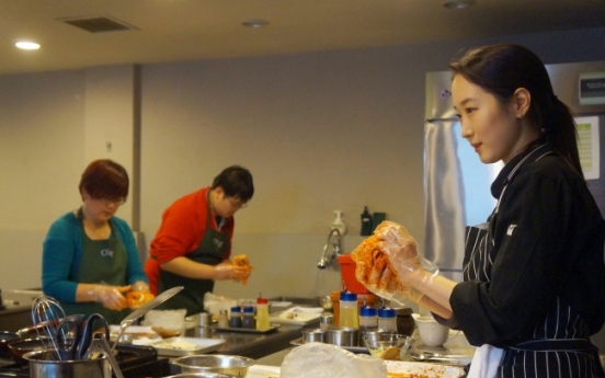 Foreign tourists take a bite of Korea