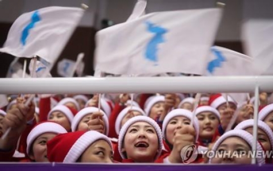 [올림픽] 북 응원단원, 미 피겨팀에 '무심코' 박수…동료 눈치에 움찔