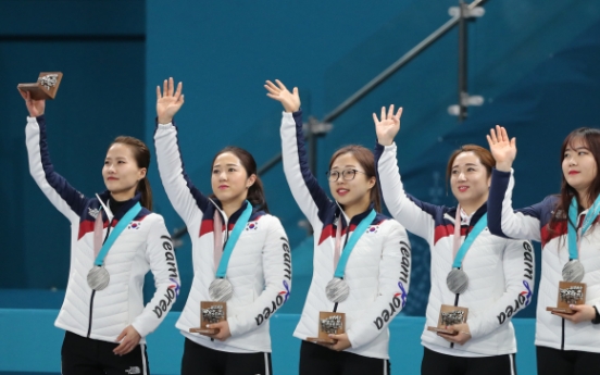 [PyeongChang 2018] Korea's 'garlic girls' claim Olympic silver in curling