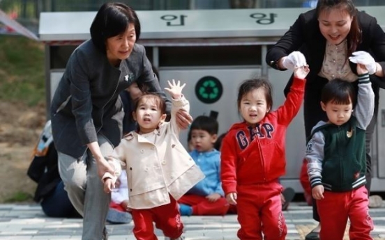 Koreans spend 200,000 won monthly on childcare, despite state allowance: study