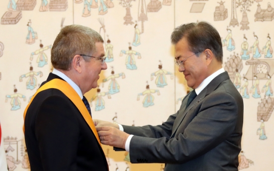 S. Korean president confers state decoration on IOC chief