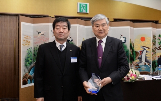 Cho Yang-ho receives appreciation plaque from defense industry