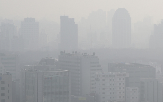 [Photo News] Fine dust blankets Seoul’s weekend