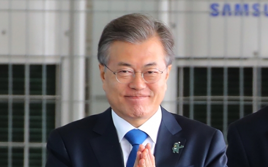 Moon's approval rating rises to 74% thanks to improved ties with NK