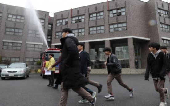 Unseasonable snowfalls force road, school closures in southern S. Korea