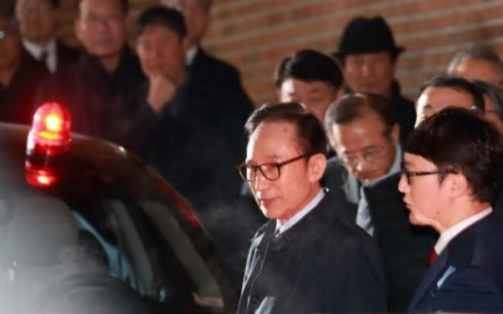 Ex-President Lee spends lone first night in cell after arrest