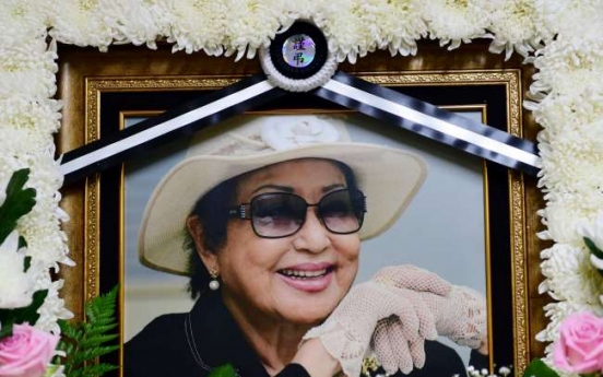 Funeral held for late film icon Choi Eun-hee