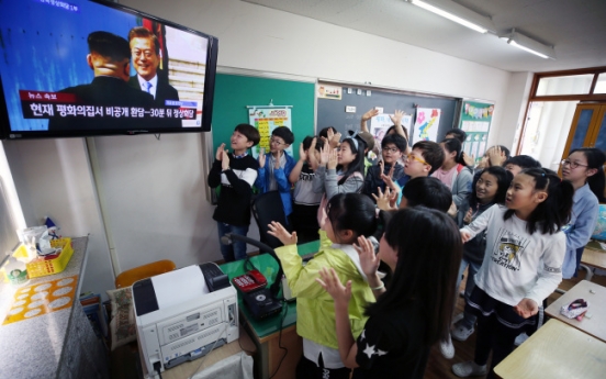 [2018 Inter-Korean summit]  South Koreans emotional after witnessing historic Moon-Kim meeting