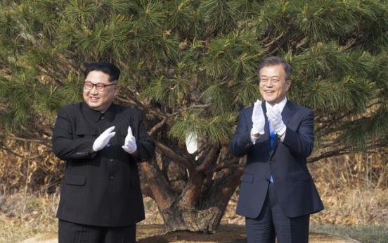 [2018 Inter-Korean summit] Leaders of Koreas jointly plant pine tree to symbolize peace and prosperity