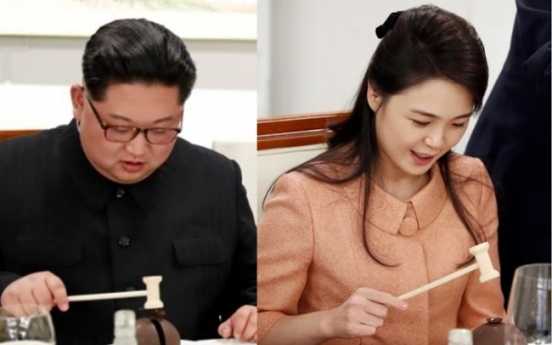 [2018 Inter-Korean summit] Kim Jong-un, Ri Sol-ju ‘fascinated’ with mini-hammer