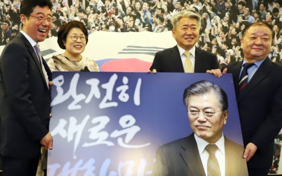 Moon's approval rating jumps to 11-month high on historic summit