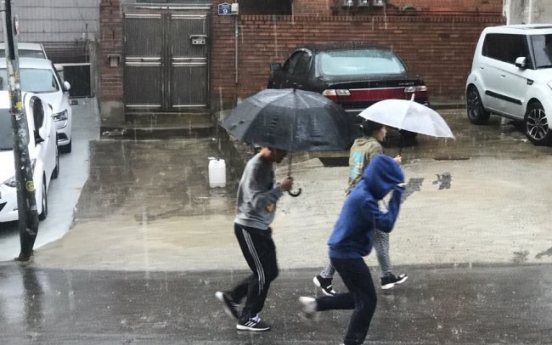 [Video] Sudden hail rains down on Seoul