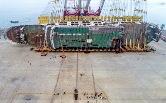 [Photo News] Setting the Sewol ferry upright