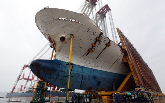 PM inspects hull of Sewol ferry, promises thorough search