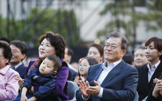 Moon's approval rating drops to 76.3%