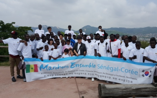 Senegalese expats join hike, learn about Korean history