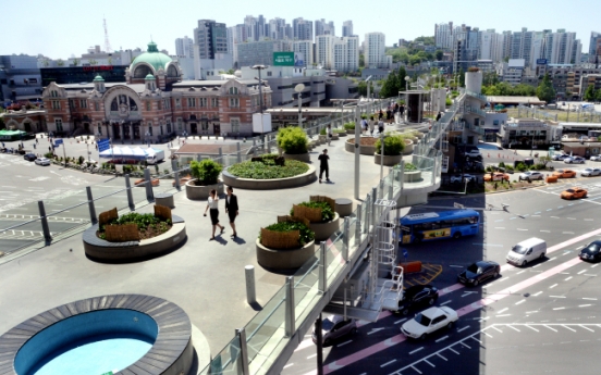 [Newsmaker] Seoul’s pedestrian overpass gets mixed reactions one year on