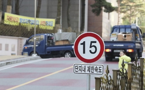 7 in 10 Koreans say walking in apartment complexes ‘dangerous’: survey