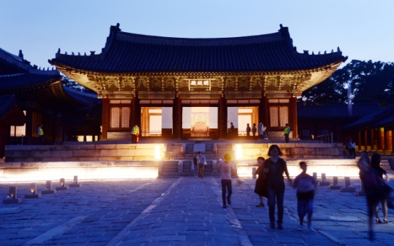 [Photo News] Royal palace under moonlight