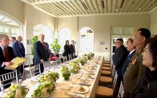 [US-NK Summit] Trump, Kim chat over lunch of beef short ribs