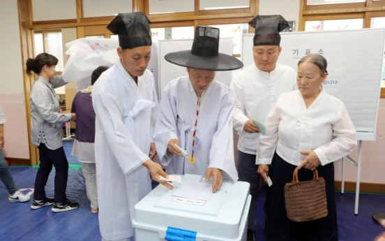 [Photo News] South Koreans at the polls for June 13 local elections