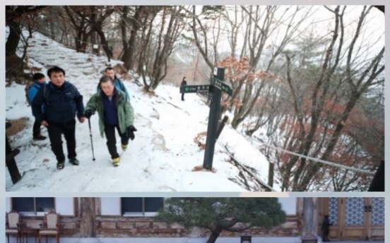 [2018 Local Elections] President Moon spends Election Day hiking mountain