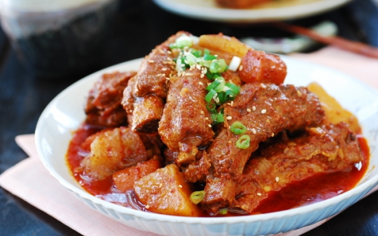 [Home Cooking] Slow cooker spicy braised pork ribs (maeun dweji galbijjim)