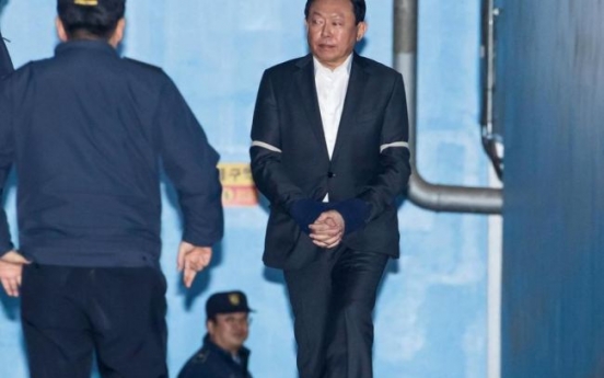 Jailed Lotte chief fends off elder brother's leadership challenge