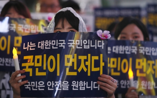 Koreans hold rallies in support of, and against, asylum seekers