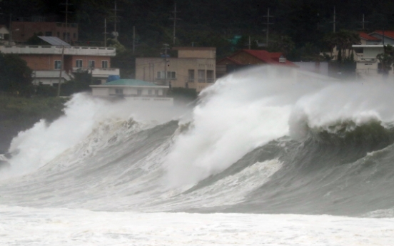 [Weather] Strong winds and heavy rain continue to hit Korea