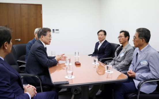 Moon meets with labor leaders, raises hope for normalization of social dialogue