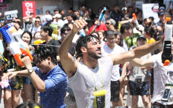 [Photo News] Water Gun Festival in Sinchon quenches summer heat