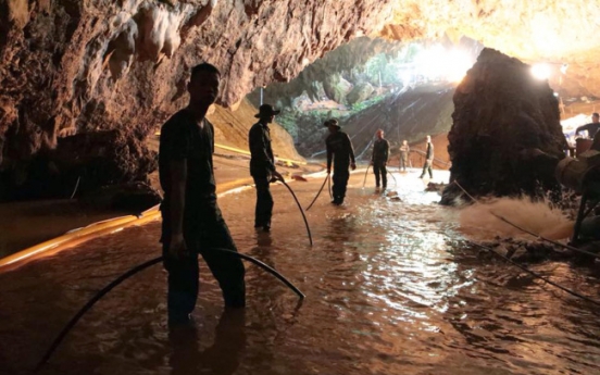 Thai officials aim to rescue kids from cave before rain hits