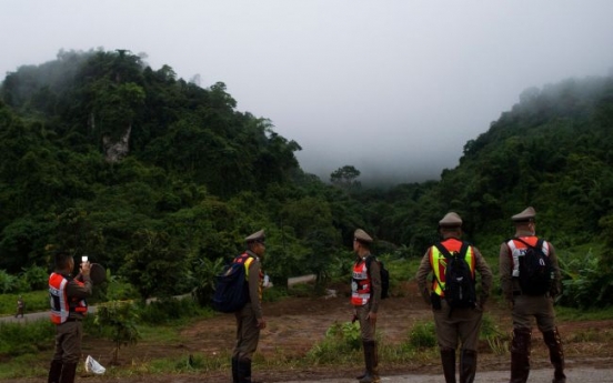 4 rescued from Thai cave in risky operation; 9 remain inside