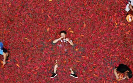 [Photo News] Chinese go for a very spicy dip