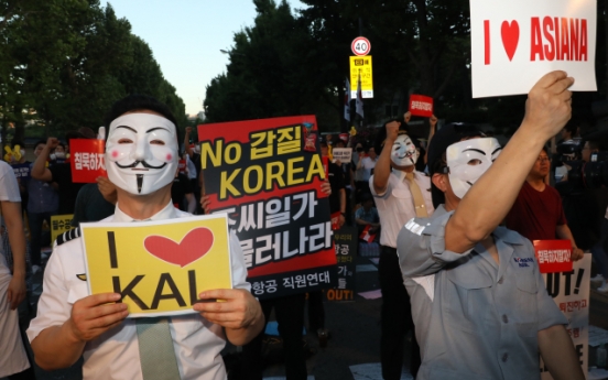 Employees of Korean Air, Asiana call for patriarchs to step down