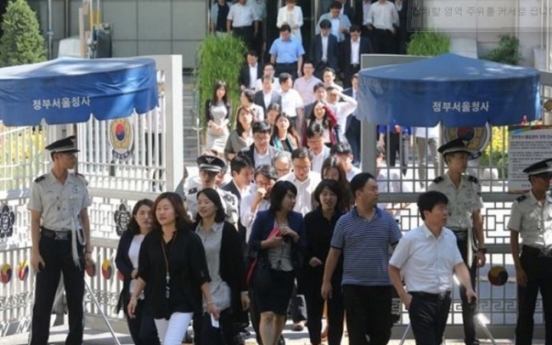 Ratio of new regular workers at public agencies plunges in Q1