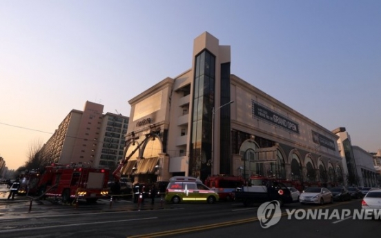 Cement pieces fall from ceiling at Newcore Gangnam, sparking safety concerns