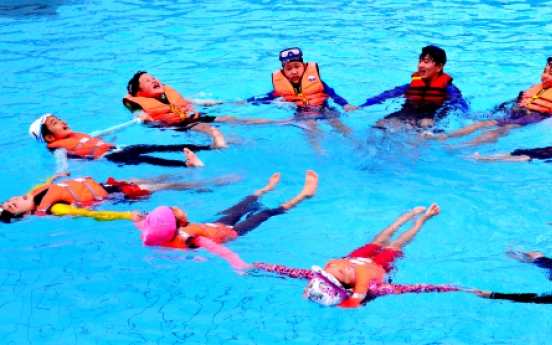 [Photo News] Learning skills for water survival