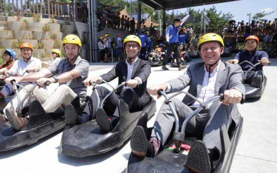 New Zealand envoy enjoys luge ride in Tongyeong