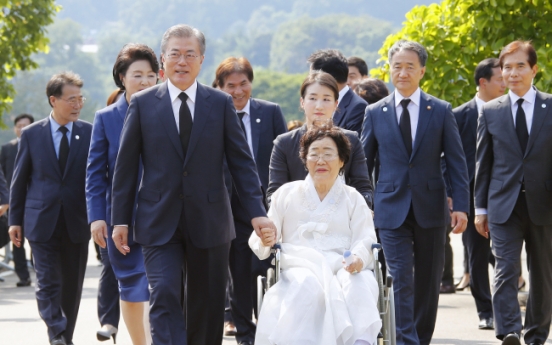 Moon says ‘comfort women’ issue cannot be resolved diplomatically